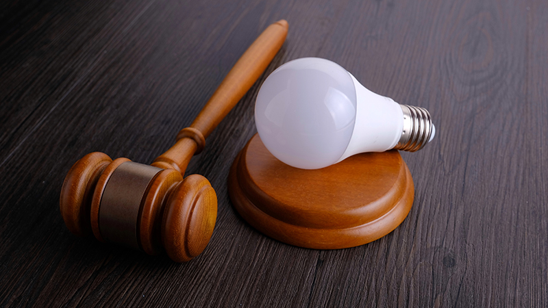 Lampadina e martello sul tavolo